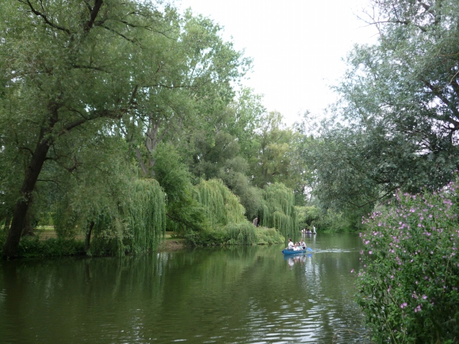 Peaceful walks or punt on River Thames Oxford
