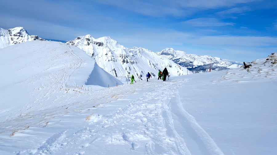 ridge-hike-to-backcountry-offpiste-snowboarding-luke-rees